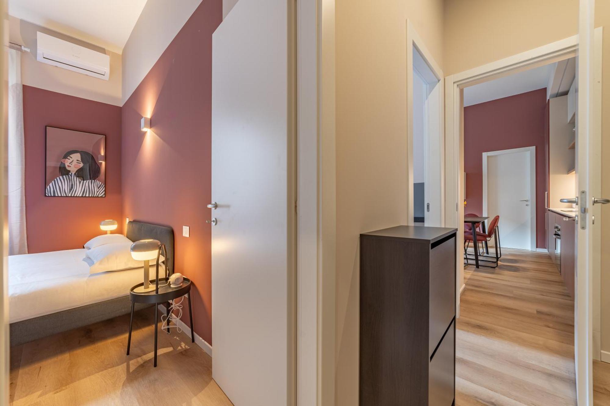 5' From Station, With 2 Bedrooms Milan