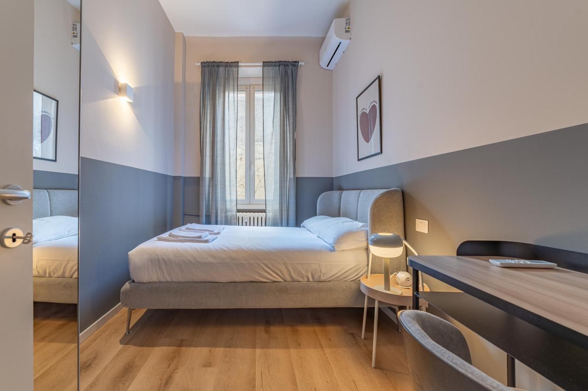 5' From Station, With 2 Bedrooms * Milan