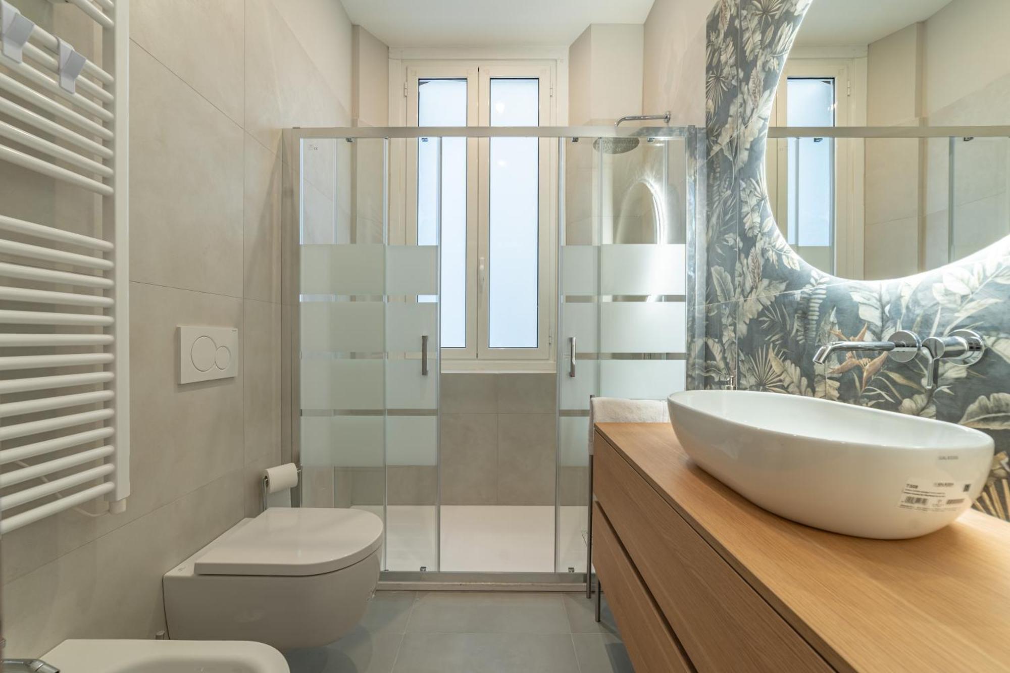 5' From Station, With 2 Bedrooms Milan
