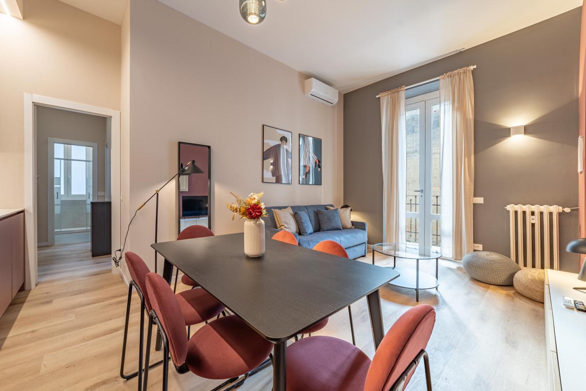 5' From Station, With 2 Bedrooms Milan