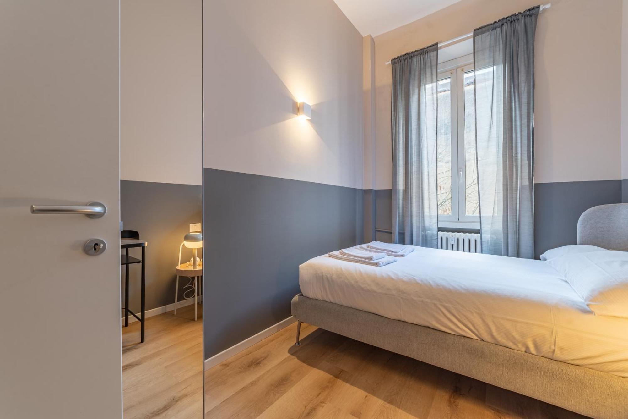 5' From Station, With 2 Bedrooms * Milan
