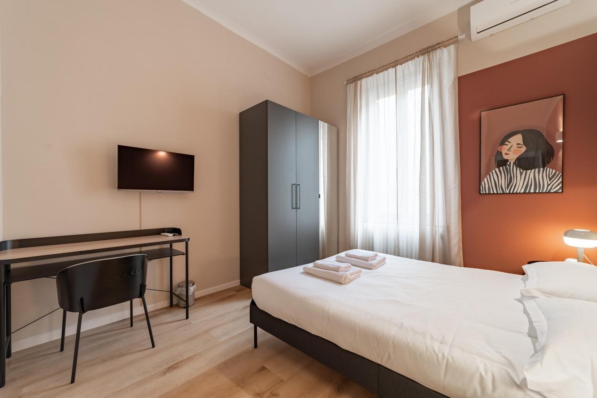 5' From Station, With 2 Bedrooms * Milan